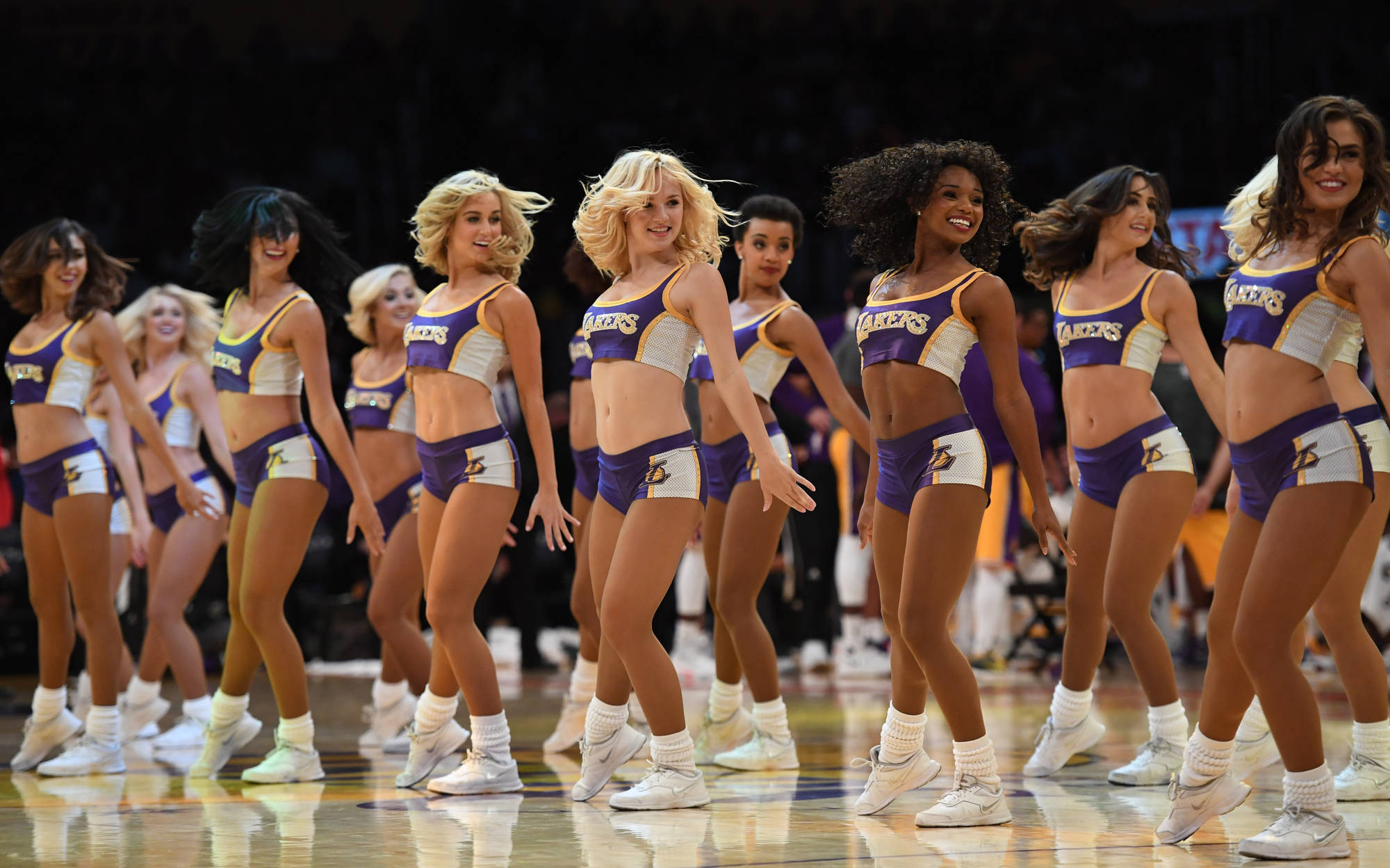 Lakers Legend  mesmerized by young Lakers dance girl