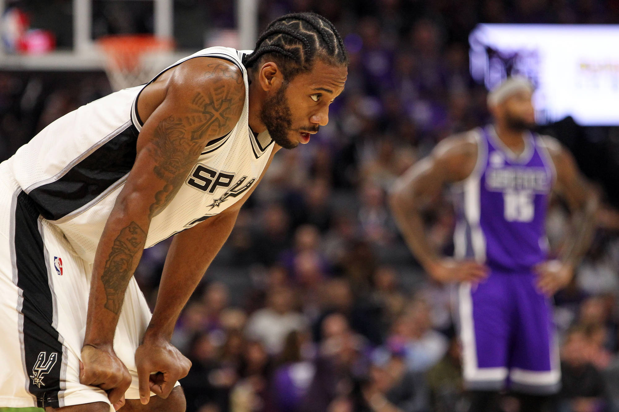 Kawhi Leonard leads the Spurs to victory against the Sacramento Kings