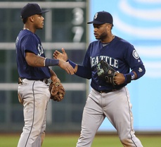 M's on fire right out of the get go in BIG series finale win over Astros