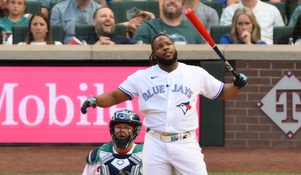 Like father like son! Vladimir Guerrero Jr. follows in his dad's footsteps - takes crown in epic Home Run Derby