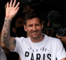 PSG signs Lionel Messi, but will likely lose Kylian Mbappe